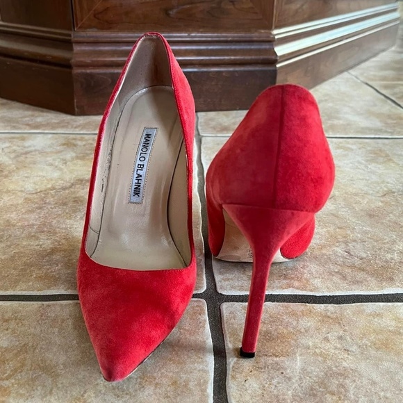 Manolo Blahnik Suede Leather Pumps. - Picture 2 of 11